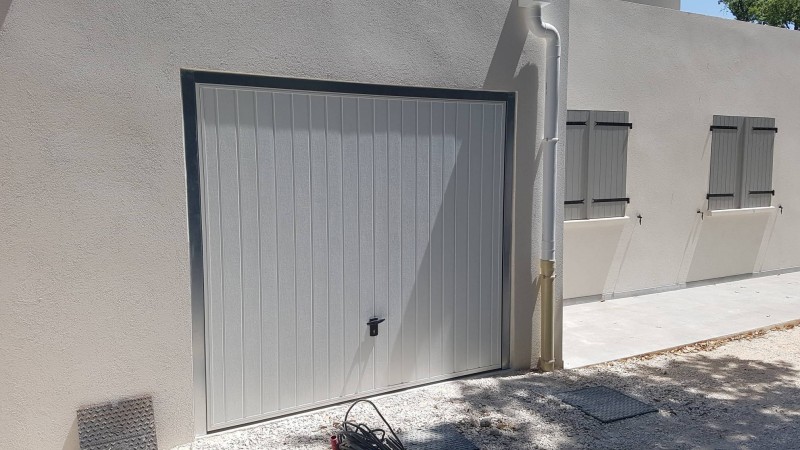 Pose d'une porte de garage basculante isolée  à la Garde